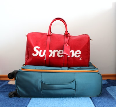 白色和红色Supreme X Louis Vuitton行李包
